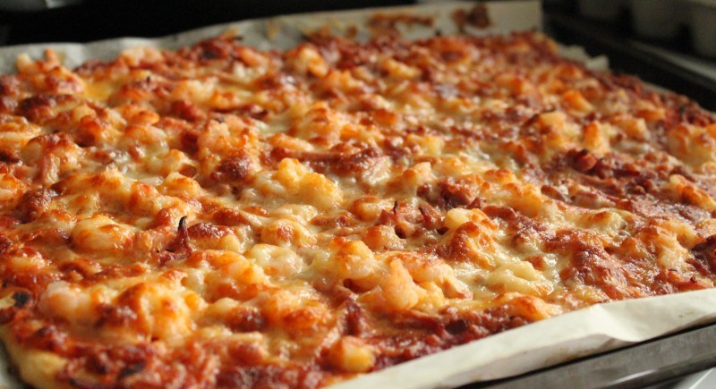 Pizzaa: salamia, kinkkua, katkarapua, mozzarellaa.