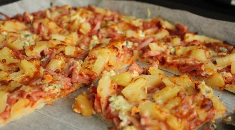 Pizzaa vol 2: kinkku-ananas-aurajuusto. Se perus :)