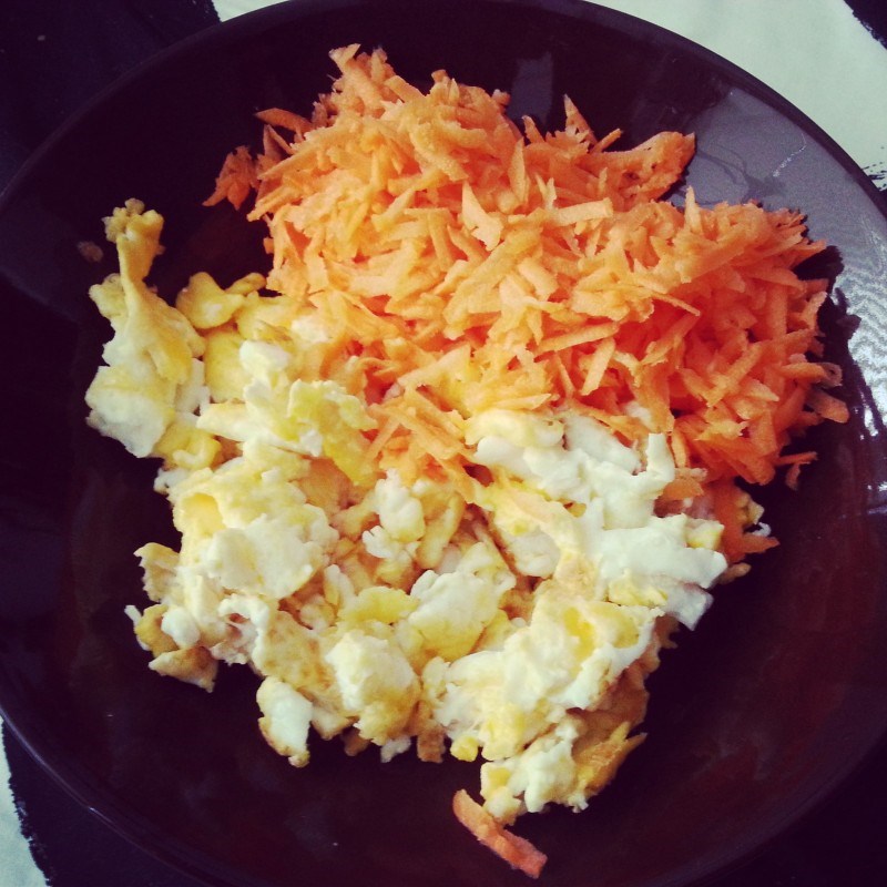 Laiskan naisen lounas: munia ja porkkanaraastetta :D