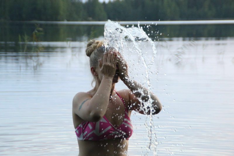 Kasvojen huuhtominen tapahtuu kätevästi järvessä :)